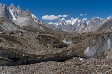 Doku Baltoro buzul Paiju tepe, K2 trek, Pakistanlı önünde