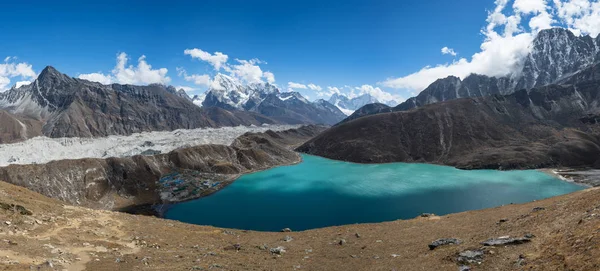 Panoramisch uitzicht van Gokyo lake, Everest regio, Nepal — Stockfoto