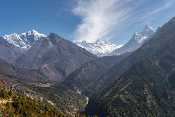 Красивий краєвид гірський хребет Гімалаїв на Еверест регіон — стокове фото