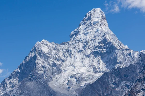 Pico de montaña Ama Dablam, famoso pico de la región del Everest, Nepal — Foto de Stock