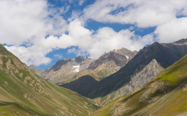 Magnifique chaîne de montagnes Karakorum en été, Jammu Cachemire, Ind — Photo