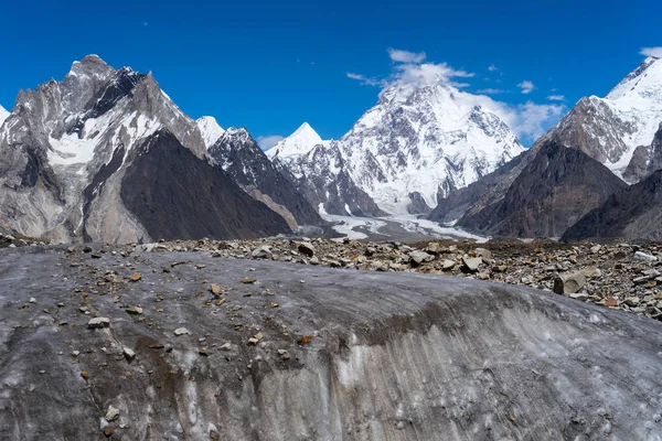 Montaña K2 detrás del glaciar Vigne, K2 trek, Pakistán — Foto de Stock