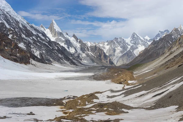 Schöne Landschaft des Karakorum-Gebirges bei k2 Trekking r — Stockfoto