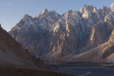 Gün batımında, Karimabad, Gilgit Baltistan, Pakistan Passu koni