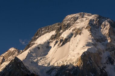 Geniş en yüksek Dağı'nda günbatımı, Concordia kamp, K2 trek, Pakistan