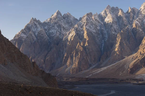 Gün batımında, Karimabad, Gilgit Baltistan, Pakistan Passu koni