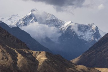 Bulutlu günde, Chilas, Gilgit Balti Karakurum dağ manzarası