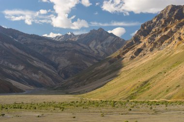 Güzel dağ dokusu ve su Zanskar vadi peyzaj