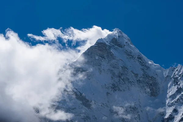 Ama Dabalm vetta con nube in cima, regione dell'Everest, Nepa — Foto Stock