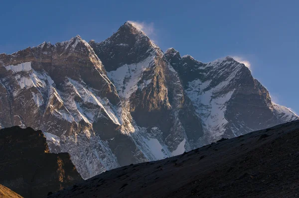 Montanha Lhotse pico ao nascer do sol, região do Everest, Nepal — Fotografia de Stock