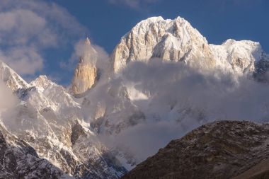 Bir sabah, Gil Hunza Vadisi Bayan parmak ve Ultar Sar zirvesinde
