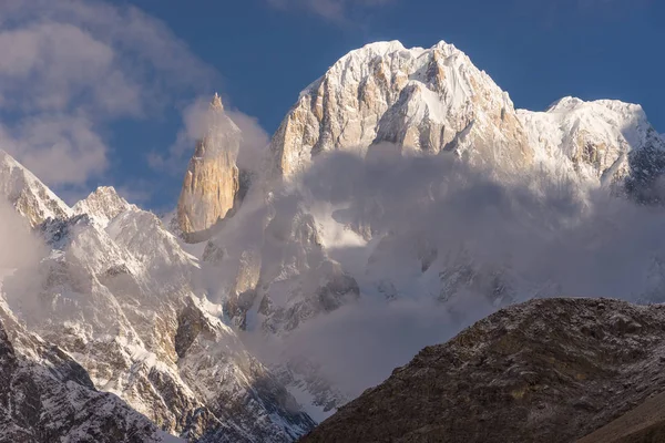 Lady vinger en Ultar Sar piek bij Hunza vallei in een ochtend, Gil — Stockfoto