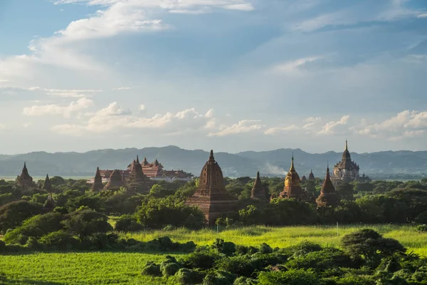Pagodenfeld bei Bagan, Bagan ist eine antike Stadt mit tausenden t — Stockfoto