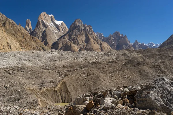 Trango Kulesi ve aile, K2 trek, Skardu, Gilgit Baltistan, Pakistanlı