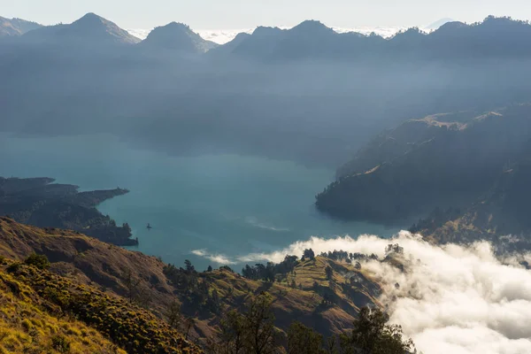 Bellissimo lago Anak al tramonto, montagna vulcano Rinjani, Lombok , — Foto Stock