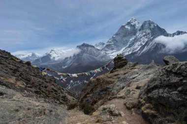 Ama Dablam dağ tepe bulutlu günde, Everest bölgesi, Nepal