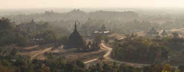 Gün batımı, Rakhine devlet Mruak U antik kentin panoramik manzaralı,