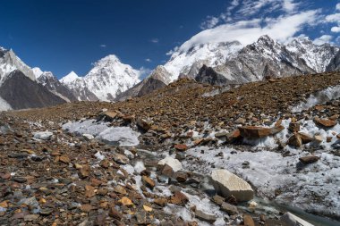 K2 dağ bulutlar üstte ve Baltoro buzul, K2 trek, Pak ile