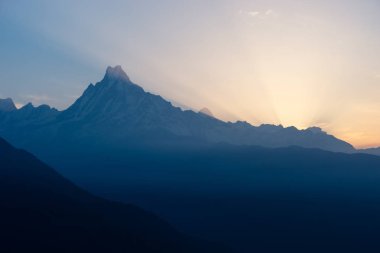 Machapuchre (balık kuyruğu) dağ tepe bir sabah silüeti
