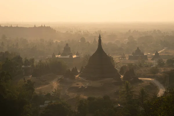 Pagodadan ve günbatımı, Kuzey Mrauk U, Rakhine, tepede Manastırı 