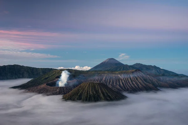 Бромо, Баток и вулканическая гора Семеру прекрасным утром — стоковое фото