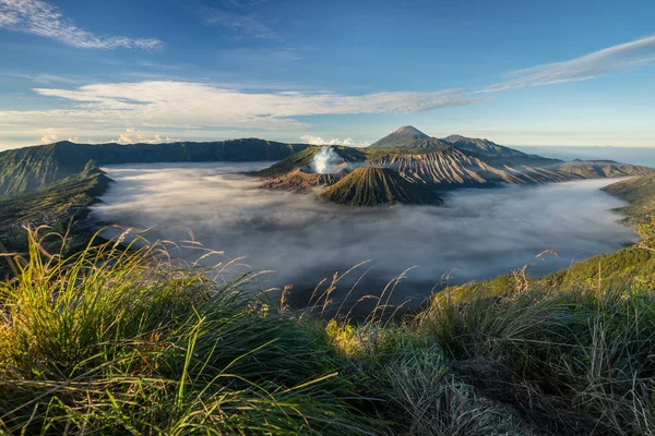 Bellissimo paesaggio di montagna Bromo valcano, Giava orientale, Indone — Foto Stock