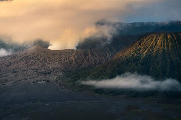 Вулкан Бромо в утреннем восходе солнца, Восточная Ява, Индонеси — стоковое фото