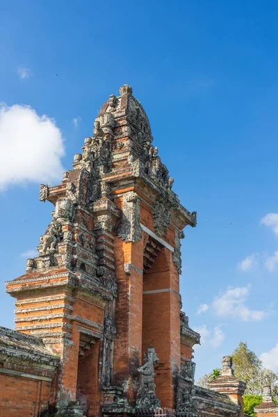 Taman Ayun temple gate, traditionella Bali konststil, ön Bali, — Stockfoto