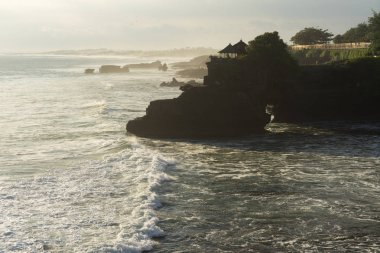 Tanah Lot Tapınağı, Bali Adası, Endonezya'nın Simgesel Yapı gün batımında