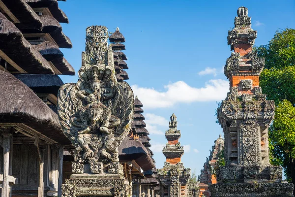 Garuda staty på Taman Ayun temple, landmarken av ön Bali, Ind — Stockfoto