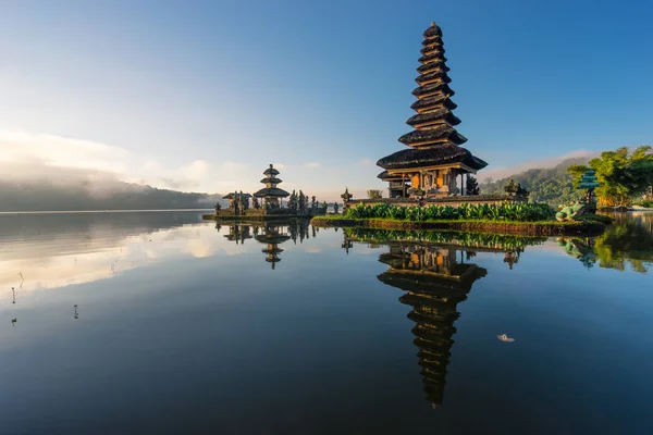 Pura Ulun Danu Bratan reflexión templo, hito de la isla de Bali — Foto de Stock