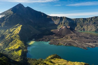 Rinjani tepe ve Barujari volkan dağda bir güzel Günaydın