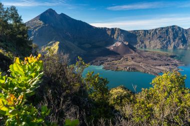 Güzel manzara Rinjani aktif yanardağ dağını, Lombok ben