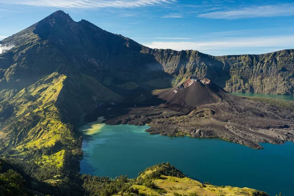 Rinjani szczyt i Barujari szczyt wulkanu w piękny poranek — Zdjęcie stockowe