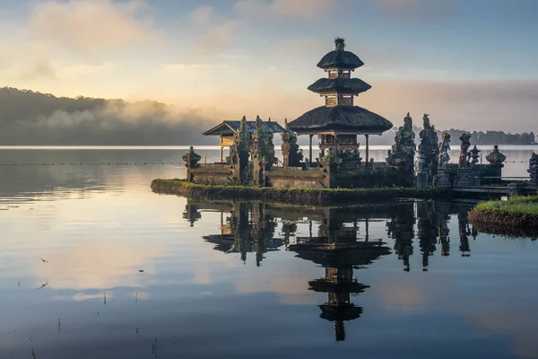 Pura Ulun Danu Bratan templo y reflexión, hito de Bali es — Foto de Stock
