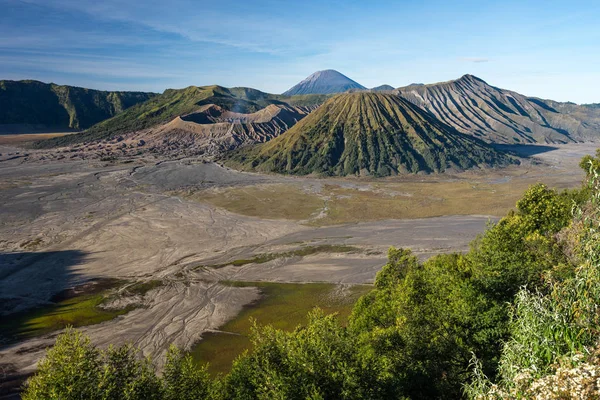 Пейзаж Бромо, Баток, и Семеру вулкан горы в Восточном о — стоковое фото