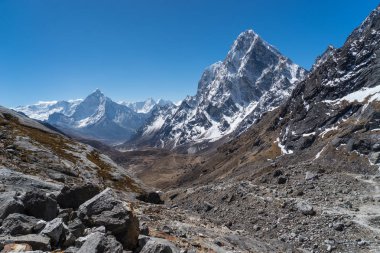 Ama Dablam ve Cholatse dağ tepe görünümünden Çola geçişi, hiç