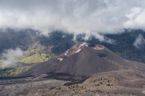 Barujari 火山或婴儿 Rinajni 火山在阴天，龙目岛我 — 图库照片