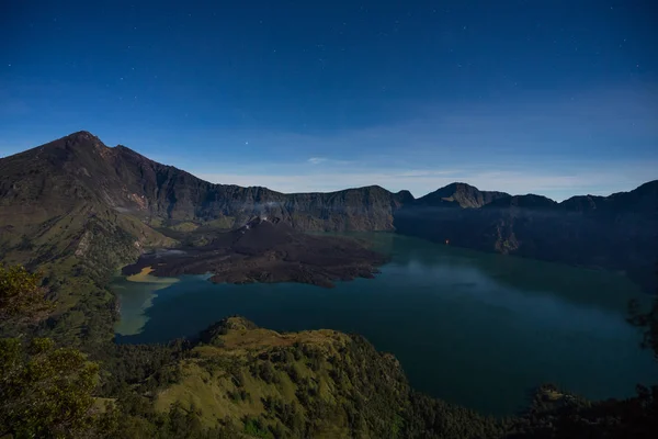 Vulcano Rinjani montagna di notte con molte stelle, isola di Lombok — Foto Stock
