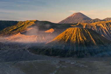 Güzel gündoğumu Bromo aktif yanardağ Mountain, Doğu Java, ben