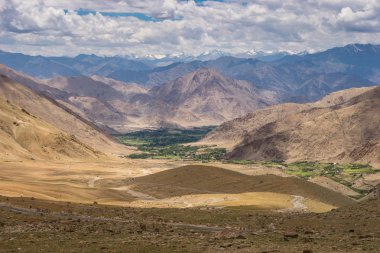 Himalaya dağ manzarası Leh, Ladakh, Hindistan içinde