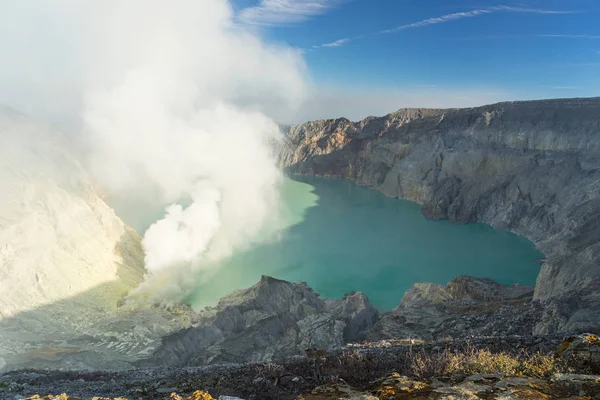 Paesaggio di Kawah Ijen vulcano montagna cratere e lago, Giava , — Foto Stock