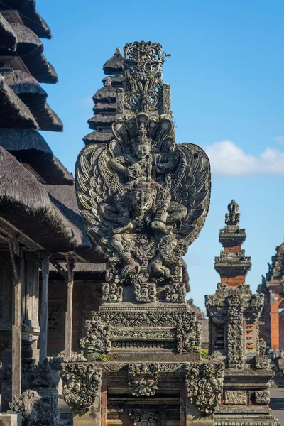 Estatua de Garuda en el templo de Taman Ayun, hito de la isla de Bali, Ind — Foto de Stock