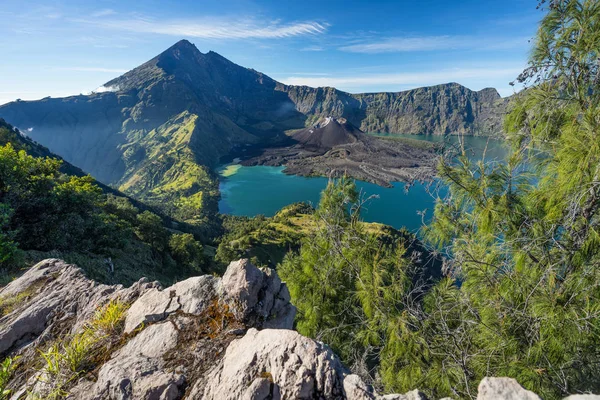 Vulcano Rinjani vista sulle montagne dal cratere Senaru, isola di Lombok , — Foto Stock