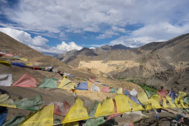 Dua bayrak üstünde tepe-in tepe Lamayuru, Leh, Ladakh, Hindistan