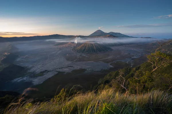 Bromo Vulkan Berglandschaft im Morgensonnenaufgang, Ostjava — Stockfoto