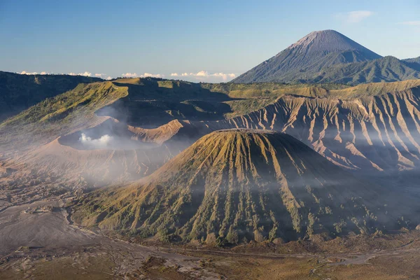 Güzel manzara Java, Bromo aktif yanardağ Dağı içinde