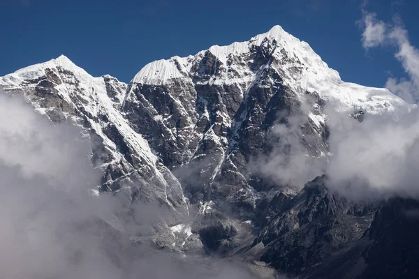 Taboche cima della montagna sopra le nuvole, regione dell'Everest, Nepal — Foto Stock