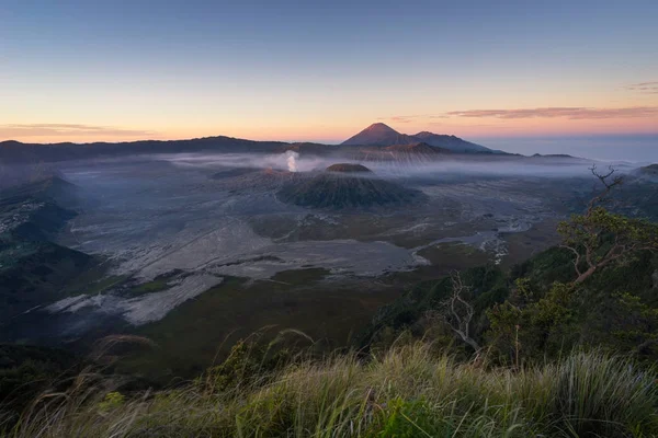 Восход солнца на горе Бромо, Восточная Ява, Индонезия — стоковое фото