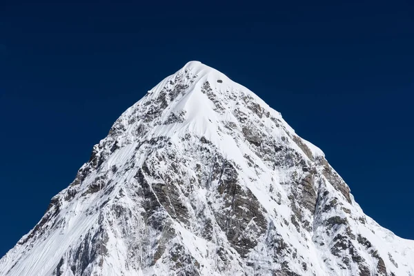 Pumori pico de montaña, cordillera del Himalaya, región del Everest, N — Foto de Stock